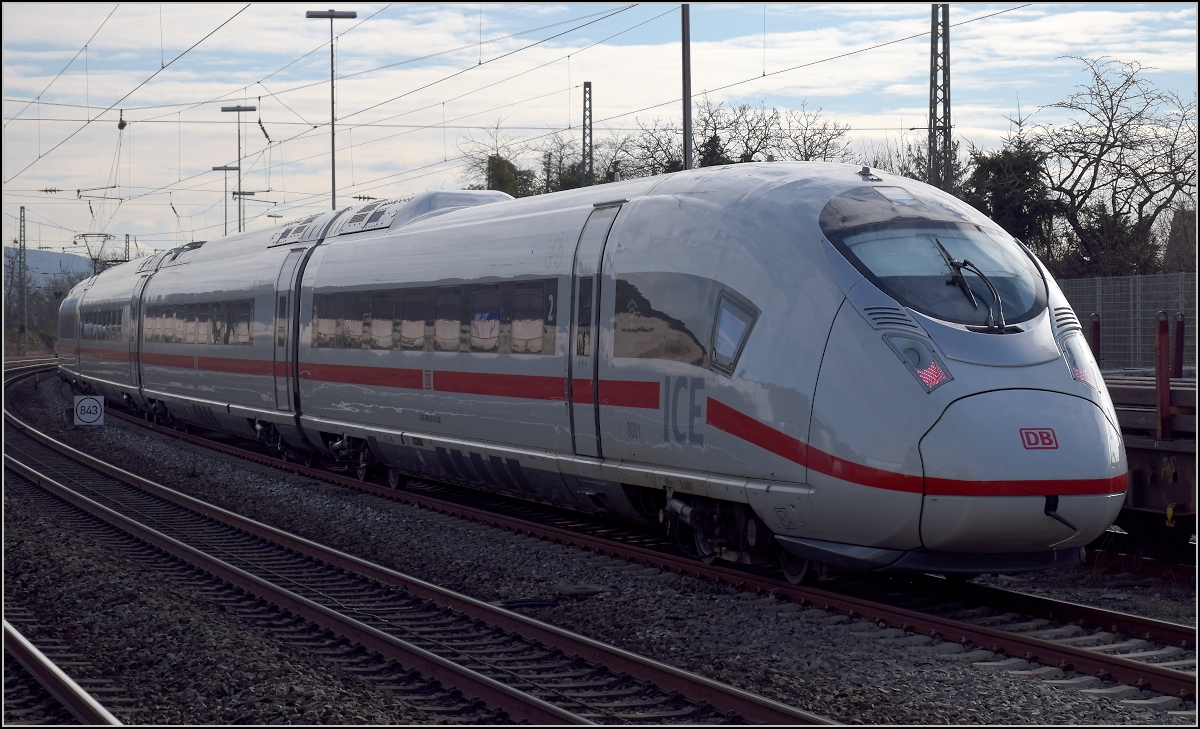 Das erste Exemplar der BR 408 Efringen-Kirchen. 

Tfz 8001 wurde leider von einem dort ebenso geparkten Güterzug in den Schatten gestellt. Januar 2022.