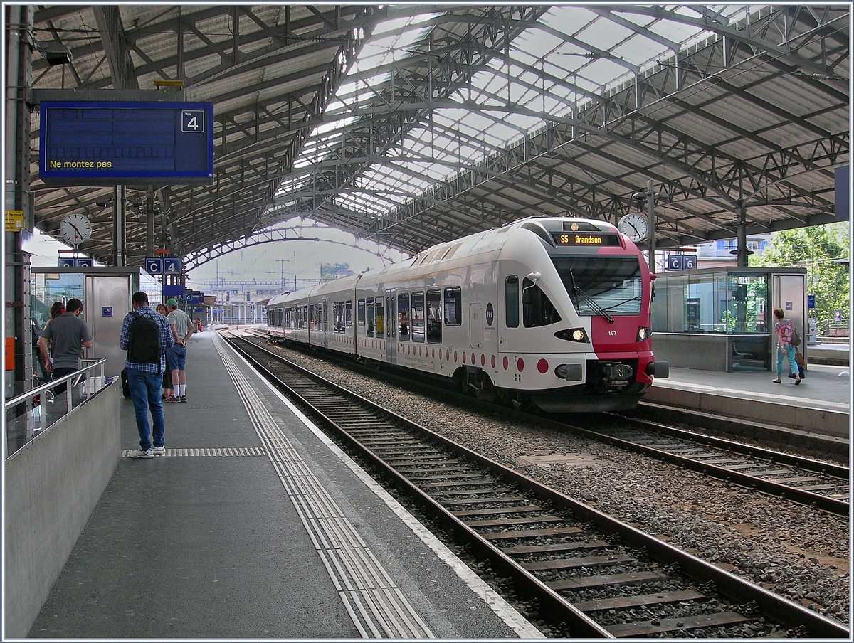 Das Fête des Vignerons 2019 ist Geschichte und auch der ÖV zeigte sich von der besten Seite, in dem er die Hautplast der zahlreiche an- und abreisenden Besucher bewältigte. Wie erwartet, bot der beachtliche Zusatzverkehr, der grösstenteils mit RABe 511 und ABeh 2/6 bewältigt wurde, wenige Bahnspezifische Fotomotive. Trotzdem hier ein kleiner Rückblick auf das Fêtes des Vignerons 2019: Zu Beginn half ein TPF Flirt, der RABe 94 85 0527 197-3 CH-TPF im SBB REV Regionalverkehrs aus, da die Regionalzüge auf der Strecke Villeneuve- Vallorbe/Allaman während des ganzen Festes in Doppeltraktion verkehrten. 

20. Juli 2019