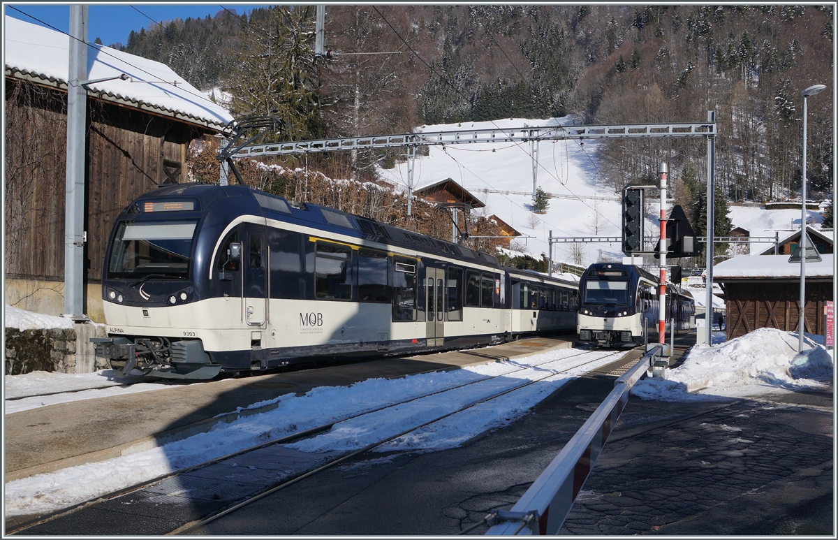 Das  Gesicht  der MOB hat sich in den letzten Jahren grundlegend verändert: Statt Ge 4/4,  GDe 4/4 und ABDe 8/8 dominieren nun die  SURF/Alpina  Gesichter im Nah- und  Fern -Verkehr: in Les Avant wartet der MOB ABe 4/4 9303 mit seinem Zug von Zweisimmen nach Montreux auf die Abfahrt, während auf Gleis 2 der CEV MVR ABeh 2/6 später als Regionalzug ebenfalls nach Montreux fahren wird. 

11. Jan. 2022

