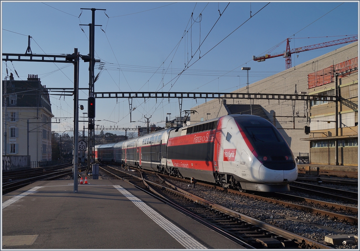 Das künftige Erscheinungsbild von Lyria: Als TGV Lyria Zugspaar 9773/9778 von Paris nach Lausanne (via Genève) und Zurück unterwegs, verlässt der TGV 4720 mit den Triebköpfen 310039 und 40 Lausanne in Richtung Paris. Künftig sollen alle TGV Lyria in dieser Farbgebung und als Dulex unterwegs sein. 
28. Feb. 2019