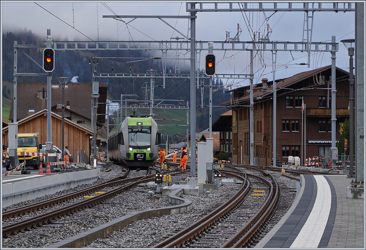 Das Motiv dieses Bildes ist wengier der aus Bern in Zweisimmen eintreffende BLS RABe 535 Lötschberger, als die Gleisführung in Schmal- und Normalspur der Gleise 6 und 7; während die Wagen hinter dem Rücken des Fotografen umgespurt werden, wird das von Montreux kommende Zugsfahrzeug über das Linke Gleis auf einen Abstellgeleis geleitet um der Normalsspurzuglok Platz zu machen. 
