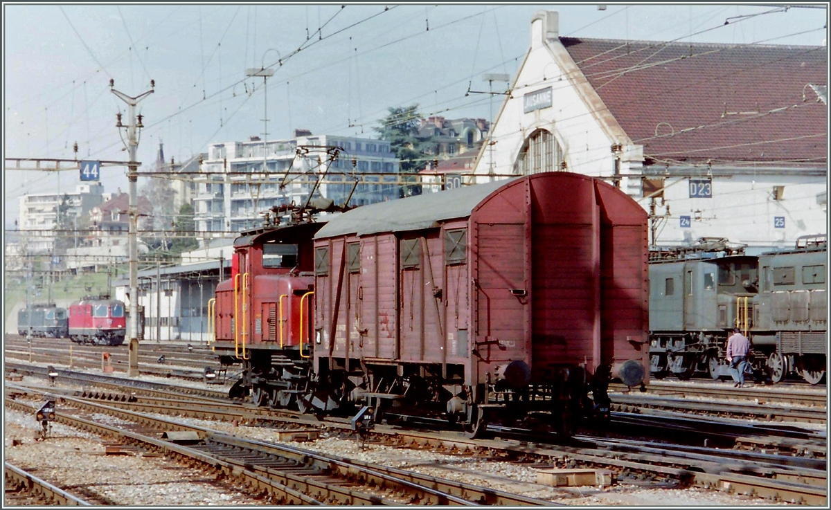 Das Motiv, ein GS-Güterwagen, welche seine manövrierende Ee 3/3 teilweise verdeckt, wäre wohl kaum ausreichend gewesen, dieses Bild zu zeigen; so ist es vielmehr die Ambiente rund ums Motiv, welche dem nun fast fünfundzwanzig Jahre alten Bild etwas besonders verleiht.
Analog Bild vom März 1994