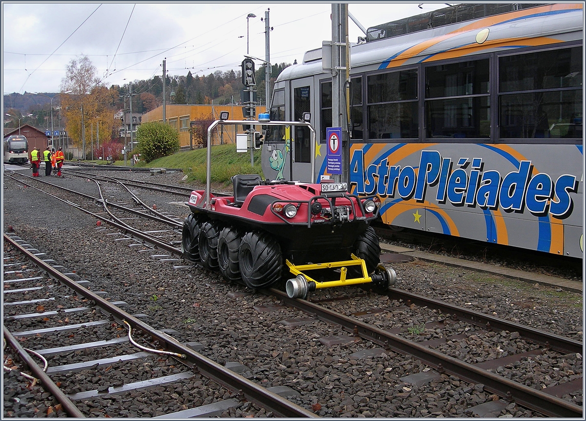 Das Neuste bei der MOB: ein Mini-Feuerwehr Auto/Zug, hier bei Probefahrten in Blonay. Im Hintergrund die Herren, welche die Probefahrt begutachteten.
3. Dez. 2018
