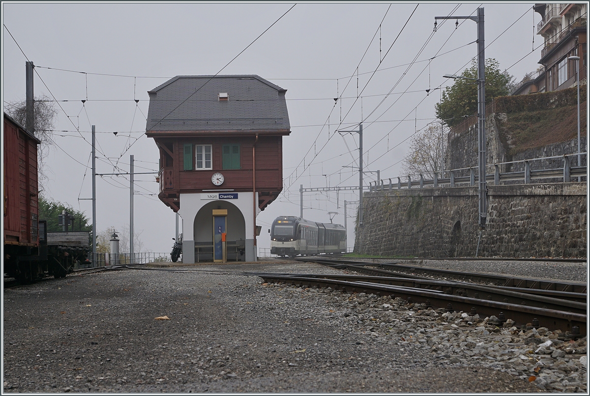 Das schmucke Stationsgebäude von Chamby wurde sehr schön restauriert und ist allein schon ein Bild wert, aber der einfahrende MVR ABeh 2/6 und der Herbstnebel schien mir doch auch ganz gut zu dieser Bildkomposition zu passen. 

30. Okt. 2021 