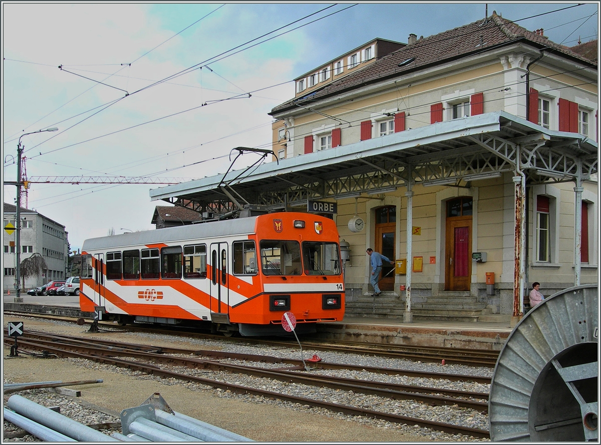 Das Streckenende der kurzen O-C in Orbe.
Der Be 2/2 14 wartet mit wenig Erflog auf Fahrgäste. 
26. April 2006