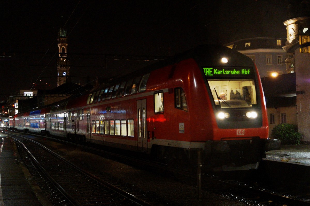 DB: Fotografieren in Konstanz am 20. November 2015 trotz starkem Wind und Dauerregen. Wegen der grossen Verspätung des abendlichen IC'S wartete der IRE Konstanz - Suttgart ausnahmsweise auf dem Geleise 1 auf die unbekannte Abfahrt. An diesem Abend war wegen einer Betriebsstörung in Konstanz auf unbestimmte Zeit kein Zugverkehr nach Deutschland und in die Schweiz möglich. Dabei sind viele Züge ausgefallen. Zudem waren die Informationen des überforderten Bahnpersonals sehr mangelhaft. Es wurde zum Beispiel nicht darauf hingewiesen, dass die Züge ab Kreuzlingen verkehren. Auch die Busverbindung mit der 908 musste man selber rausfinden. Für den durchnässten Allwetterfotografen aus der Schweiz, der Solothurn erst um 10:30 h erreichte, war das gerade noch das  TÜPFLEIN  auf den Buchstaben i! Speziell war auch die Bahnfahrt mit aufgespanntem Regenschirm zwischen Kreuzlingen und Weinfelden. Auf einemal wurden die Fahrgäste sogar im TURBO-Pendel von Regenfällen überrascht, weil das Dach des Steuerwagens nicht regendicht war.   
Foto: Walter Ruetsch