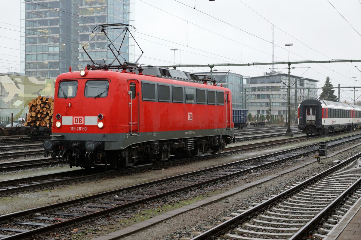 DB: Fotografieren in Singen am 20. November 2015 trotz starkem Wind und Dauerregen. Bereits nach dem kommenden Fahrplanwechsel ist die musterg�ltig aufgearbeitete 115 261-0 im Fernverkehr auf der G�ubahn Geschichte. Sehr schade!
Foto: Walter Ruetsch