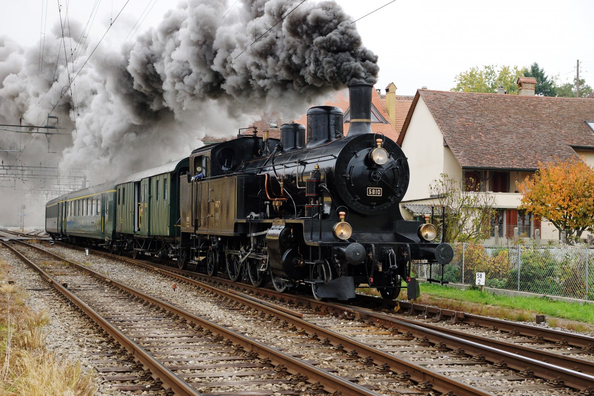 DBB: Der Dampfzug mit der Eb 3/5 5810 /ehemals SBB) auf der Sonderfahrt vom 26. Oktober 2015 in die Romandie bis Pal�zieux. Mitgef�hrt wurde der DBB F2 sowie zwei ehemalige BLS-Wagen vom Verein Extrazug. Diese Aufnahme enstand bei der Ausfahrt Payerne.
Foto: Walter Ruetsch   