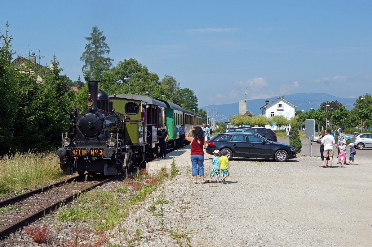 DBB: Obschon im Jahre 1994 der Personenverkehr auf dem Streckenabschnitt Solothurn-Büren an der Aare stillgelegt und auf Busbetrieb umgestellt wurde, verkehrten am 7. Juni 2015 dank dem Verein Dampfbahn Bern Personenzüge auf dieser reizvollen Strecke entlang der Aare. Ein Personenzug, der sogar von einer Dame fotografiert wurde, mit Ed 3/3 3 (1901) + Bistro + C2 + Bi 523 + Bi 524 wartet auf dem Endbahnhof Büren an der Aare auf die baldige Abfahrt nach Solothurn-HB. Da die Strecke Solothurn-Lyss in Büren an der Aare leider mit einem Prellbock unterbrochen wurde, befindet sich der Standplatz des Dampfzuges weitab des Bahnhofgebäudes. Auch sind die Lokumfahrungen des Zuges nur noch in Arch möglich.  
Foto: Walter Ruetsch  