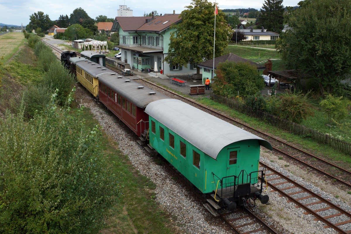 DBB: Zum letzten Mal grosser Bahnhof Leuzigen. Am Sonntag den 6. September 2015 fuhren die DBB-Dampfz�ge mit grossem Erfolg leider zum allerletzten Mal zwischen Solothurn und B�ren a.A. Ein sehr trauriger Tag f�r Dampfbahnfreunde.

Auf besonderen Wunsch von Olli hier noch der Grund der zur Einstellung des Dampfbetriebes durch den Verein Dampfbahn Bern f�hrte:

Der sehr kurze Streckenabschnitt zwischen R�ti bei B�ren und B�ren a.A., der w�hrend den letzten Jahren nur noch von der Dampfbahn befahren wurde, muss dringend saniert werden. Darunter f�llt auch die sehr kostspielige Sanierung der Strassen�berf�hrung kurz vor B�ren a.A. Da die DBB diese enormen Kosten nicht alleine stemmen kann, m�ssen die beim Publikum beliebten Dampffahrten, die auch mit einer Aareschiffahrt verbunden werden konnten, eingestellt werden.
 
Foto: Walter Ruetsch  