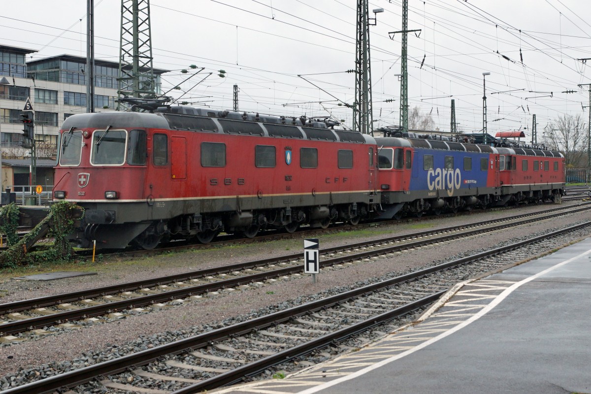 DB/SBB:DB: Fotografieren in Singen am 20. November 2015 trotz starkem Wind und Dauerregen. In Singen abgestellt waren die SBB Re 6/6 Lokomotiven 11632 D�NIKEN, 620 012-5 REGENSDORF und 11621 TAVERE-TORRICELLA.
Foto: Walter Ruetsch