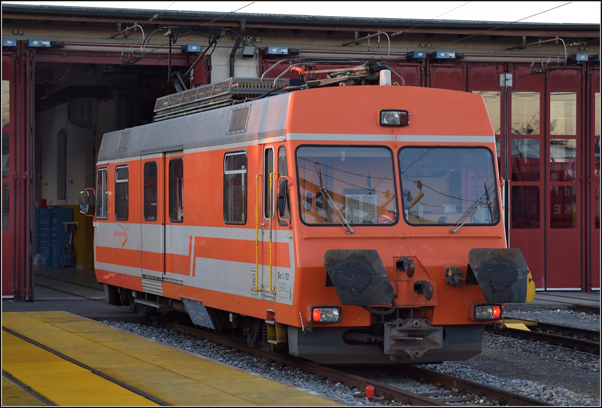 De 4/4 121 der Asm ist ausger�stet mit gro�en Puffern, um aufgebockte Normalspur G�terw�gen besser bedienen zu k�nnen. Gerade wird in das Asm-Depot Langenthal nach getaner Arbeit rangiert. Dezember 2016.