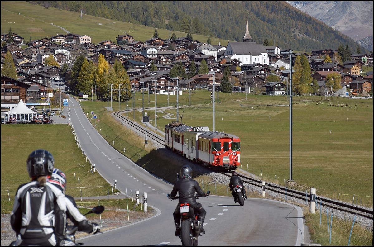 Deh 4/4 55 der Matterhorn-Gotthard-Bahn zieht einen Regionalzug das Wallis hinauf Richtung Andermatt. Weil es so schön ist, gleich noch einen Nachschuss mit ein paar Motorradfahrern on tour. Münster, Oktober 2017.