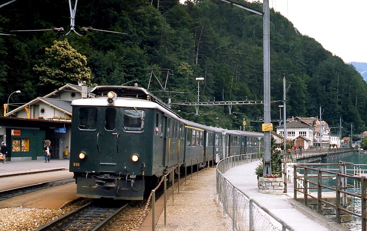 Deh 4/6 909 der Br�nigbahn ist mit einem Regionalzug Anfang Mai 1981 im Bahnhof Brienz eingefahren