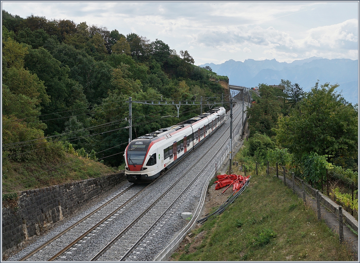 Dem Publikum als  Sommerfahrplan  schmachhaft gemacht wurde unter anderem auch die Strecke Lausanne - Bern zwischen Lausanne und Puidoux gesperrt und gesamthaft erneuert, mit dem Resultat, dass zumindest optisch sich erfreulicherweise kurz nach der Wiederinbetriebnahme gleich beide Gleise frisch ein geschottert zeigten. Kurz nach der Abfahrt in Bossière zeigt sich ein SBB RABe 523 auf dem Weg nach Palézieux.

29. Aug. 2018