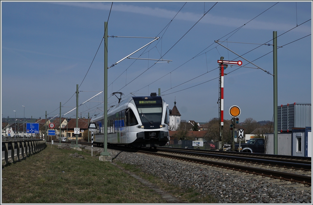 Den Vorteil der Elektrifizierung im Klettgau nutzen zur Zeit nur die halbstündlich verkehrenden S-Bahn Züge Schaffhausen - Erzingen (Baden) - Schaffhausen. Im Bild der SBB Thurbo GTW RABe 526 734-9 beim Einfahrsignal  F  von Neukirch auf der Fahrt nach Schaffhausen. Durch den Doppelspurausbau und Umgestaltung des Bahnhofs von Neukirch hat das Signal F folgerichtig die Möglichkeit zur Anzeige der Einfahrt über ablenkende Weichen verloren. 25. März 2021