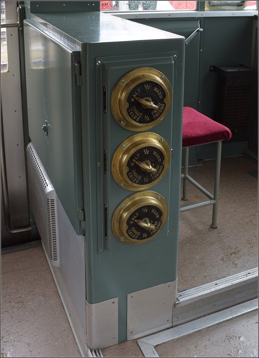 Depotfest Olten 2023. 

Heizungsregeltechnik im BCFZe 4/6 der BLS. Man beachte die raffniert angebrachte Dreisprachigkeit. August 2023.
