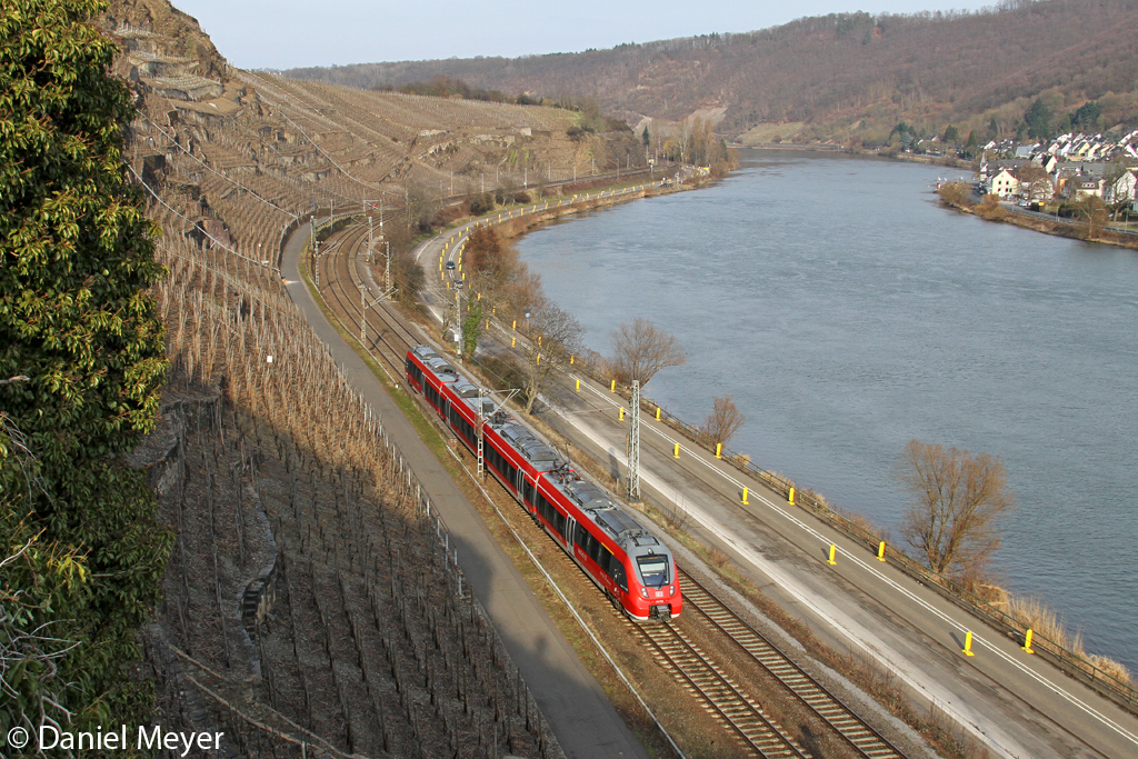 Der 442 702 in Winningen (Mosel) am 01,04,13