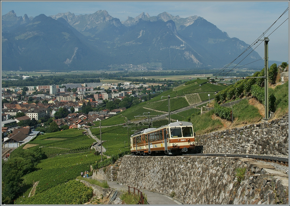 Der A-L Regionalzug erklimmt gleich nach der Spitzkhere in Aigle Dépôt die Zahnradstrecke Richtung Leysin. 
22. Aug. 2013