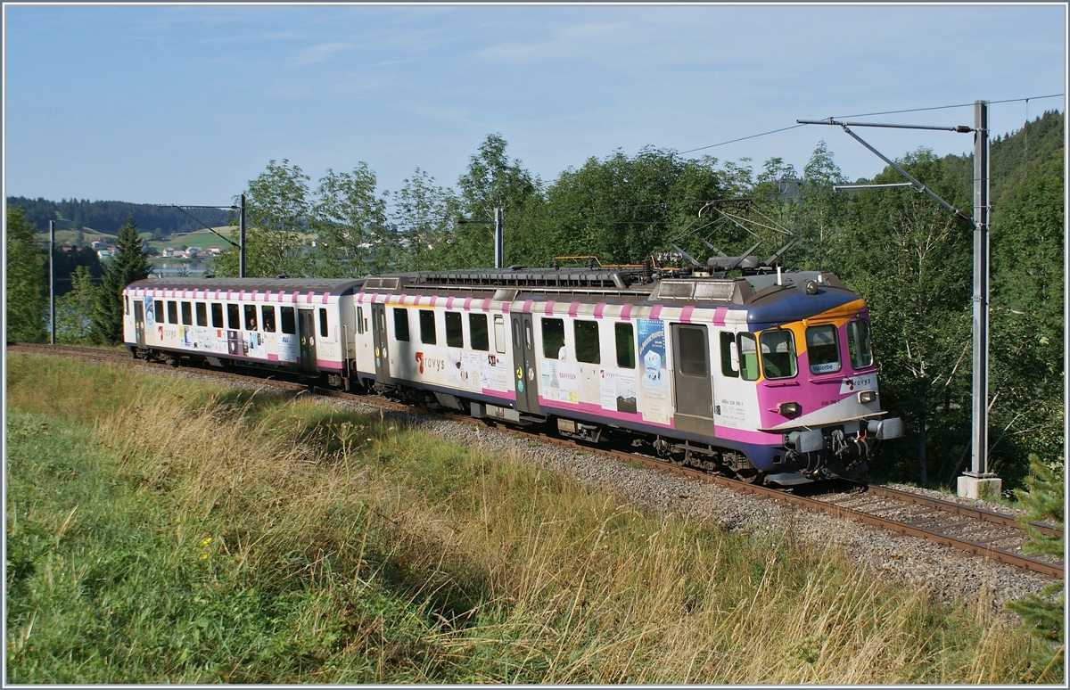 Der ABDe 534 316-1 mit seinem Bt (beide ex MThB) als Regionalzug 4214 kurz nach Le Pont auf der Fahrt nach Vallorbe. Diese Komposition wird in der Regel im Schülerverkehr eingesetzt, und verkehrt nur selten in den Taktzügen Vallorbe - Le Brassus. 

16. August 2009