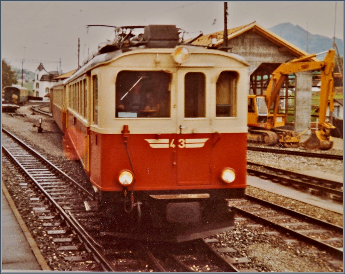 Der ABe 4/4 N� 43 erreicht Appenzell. Wenn ich mich nicht t�usche ist dieser Triebwagen erhalten geblieben und verkehrt als Museumsfahrzeug im Ablieferungszustand von 1933 als BCe 4/4 N� 30. 
110 Film / Sept. 1983
