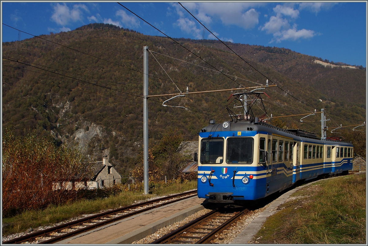 Der ABe 8/8 21  Roma  auf der Fahrt von Domodossola nach Re als Regionalzug 763 wartet in Verigo auf den Gegenzug. 
31. Okt. 2014