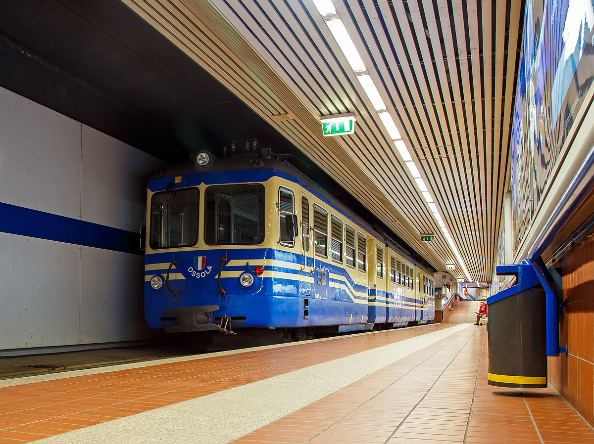 Der ABe 8/8 23  OSSOLA  der SSIF (Società subalpina di imprese ferroviarie), steht am 15.09.2017, als Regionalzug nach Re, im Bahnhof Domodossola (Stazione SSIF di Domodossola) zur Abfahrt bereit.

1959 erhielt die Società delle Ferrovie Regionali Ticinesi (FRT, früherer Name der FART) zusammen mit der Società subalpina di imprese ferroviarie (SSIF) vier elektrische Gelenktriebwagen vom Typ ABe 8/8. Anfänglich gehörten die Triebwagen 21 und 22 der FART, ex FRT und die Triebwagen 23 und 24 der SSIF. 1982 verkaufte die FART ihre beiden Triebwagen an die SSIF. Obwohl die SSIF ein rein italienisches Unternehmen ist, verwendet sie auch die schweizerischen Typenbezeichnungen.

Die vier Triebwagen wurden für die internationalen Schnellzüge zwischen Locarno und Domodossola angeschafft. Sie lösten die ABDe 4/4 ab. Die neuen Triebwagen erlaubten 1959 die Verkürzung der Reisezeit zwischen Domodossola und Locarno auf eine Stunde und 40 Minuten, was einer Fahrzeitverkürzung von 20 Minuten entsprach. In der Führung der Schnellzüge wurden sie 1992 größtenteils durch die ABe 4/6 abgelöst.

Die Gelenktriebwagen wurden von Schindler Waggon in Pratteln hergestellt, die elektrische Ausrüstung lieferte die BBC-Tochter Tecnomasio Italiano Brown Boveri (TIBB). Der Wagenkasten ist dreigeteilt und stützt sich jeweils unter dem Kastengelenk auf ein Jakobsdrehgestell ab.

Der ABe 8/8 24 wurde 2007 zum Panoramatriebzug umgebaut (mit neuem Kastenaufbau). Er dient als Reserve für die neuen SSIF Panoramatriebzüge.

TECHNISCHE DATEN:
Hersteller: SWP TIBB
Baujahr: 1959
Spurweite: 1.000 mm
Achsformel: Bo'Bo'Bo'Bo'
Länge über Puffer: 34.000 mm
Drehzapfenabstand: 9.000 mm
Achsabstand im Drehgestell: 2.300 mm
Dienstgewicht: 59 t
Höchstgeschwindigkeit: 60 km/h
Stundenleistung: 720 kW (976 PS)
Stromsystem: 1200 V DC (Gleichstrom)
Zugbremse: Druckluft
Kupplungstyp: Zp2 = Mittelpuffer mit 2 Schraubenkupplungen
Sitzplätze: 113