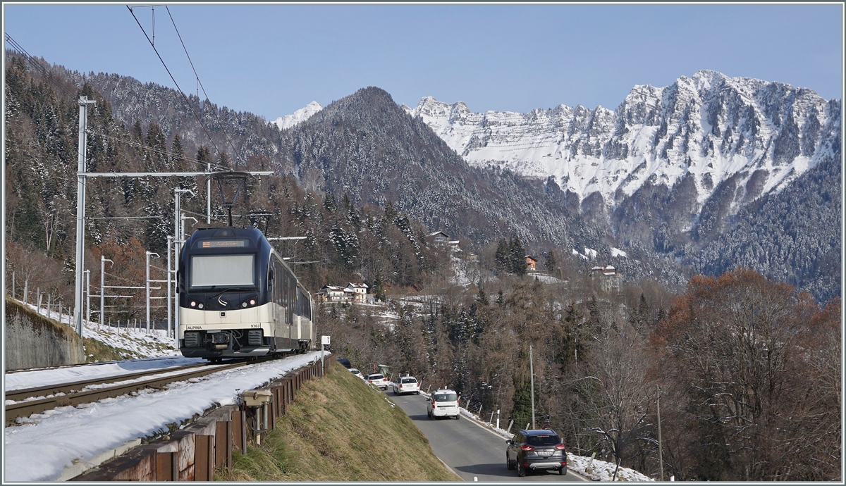 Der Alpina MOB ABe 4/4 9302 und ein weiterer an der Spitze des Zugs sind in Sendy-Sollard auf dem Weg nach Zweisimmen.

9. Jan. 2021 