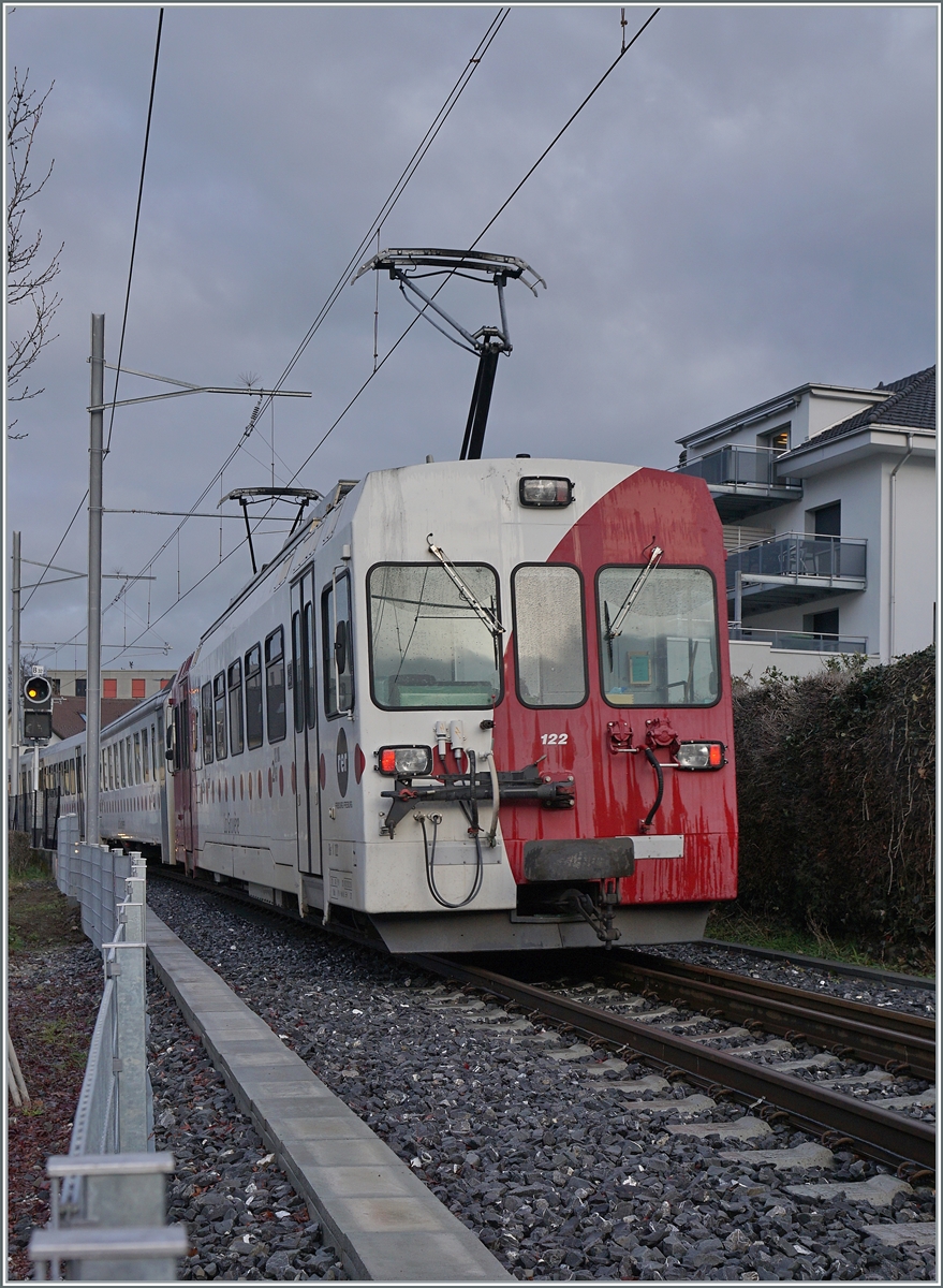 Der als RER S51 nach Gruyeres gefahren Be 4/4 kommt als Leermaterialzug zurück nach Bulle. Dies ist eine noble Geste,  grosse  Bahnen haben da weniger Skrupel, sie  brechen  einfach die Verbindung und lassen die Reisenden umsteigen. 

22. Dezember 2022