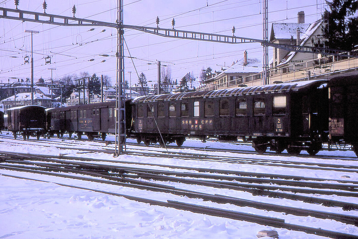 Der Altbauwagen B 7516 in Bern. Er tr�gt - f�r einen Inlandwagen eher ungew�hnlich - die Anschrift in allen drei Landessprachen. Dieser genietete Wagen stammt aus der Serie 7501-7573 (20-03 100...169), gebaut 1929-1930. Als kleines Detail f�llt der Vorhang in einem Fenster auf, der wie damals �blich braun war, ich glaube auch mit Schweizerkreuzmusterung. 17.Februar 1969. 