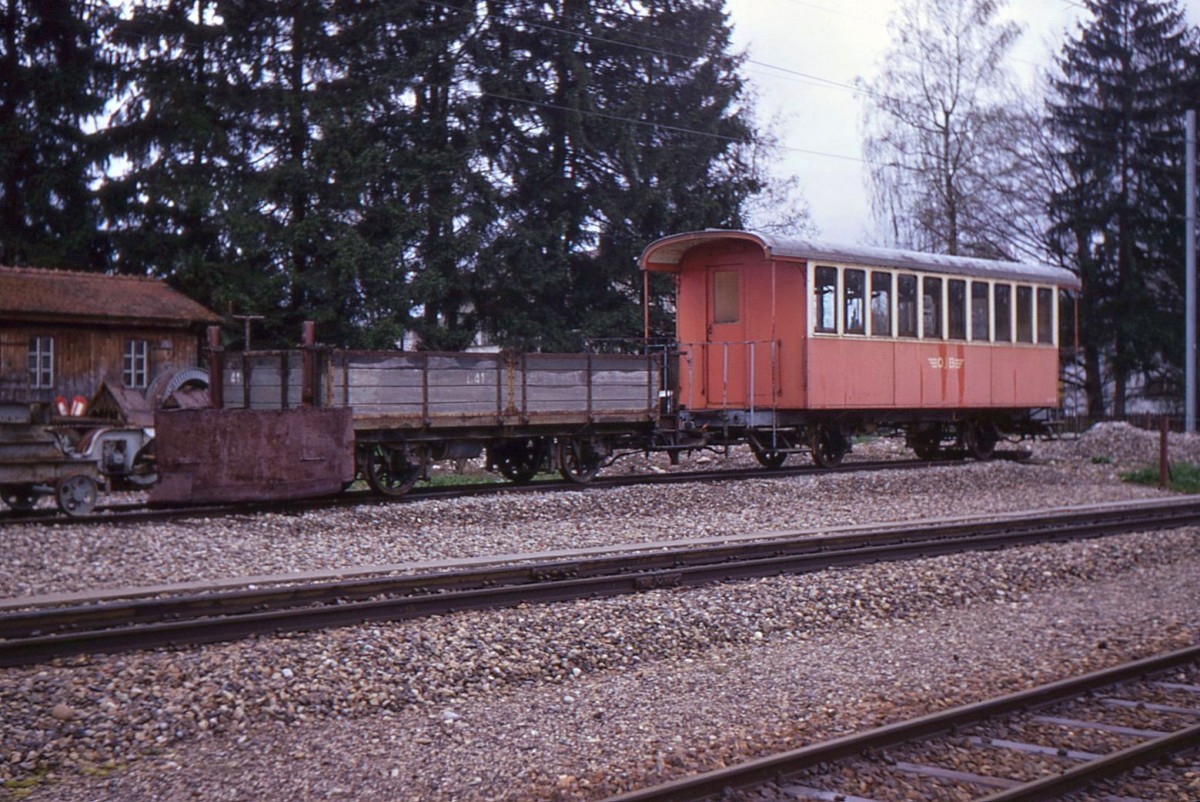 Der alte OJB-Personenwagen 23 mit den charakteristischen schmalen Fenstern, und der gar einfach gebaute Schneepflug L 41 in Langenthal, 26.April 1970.  