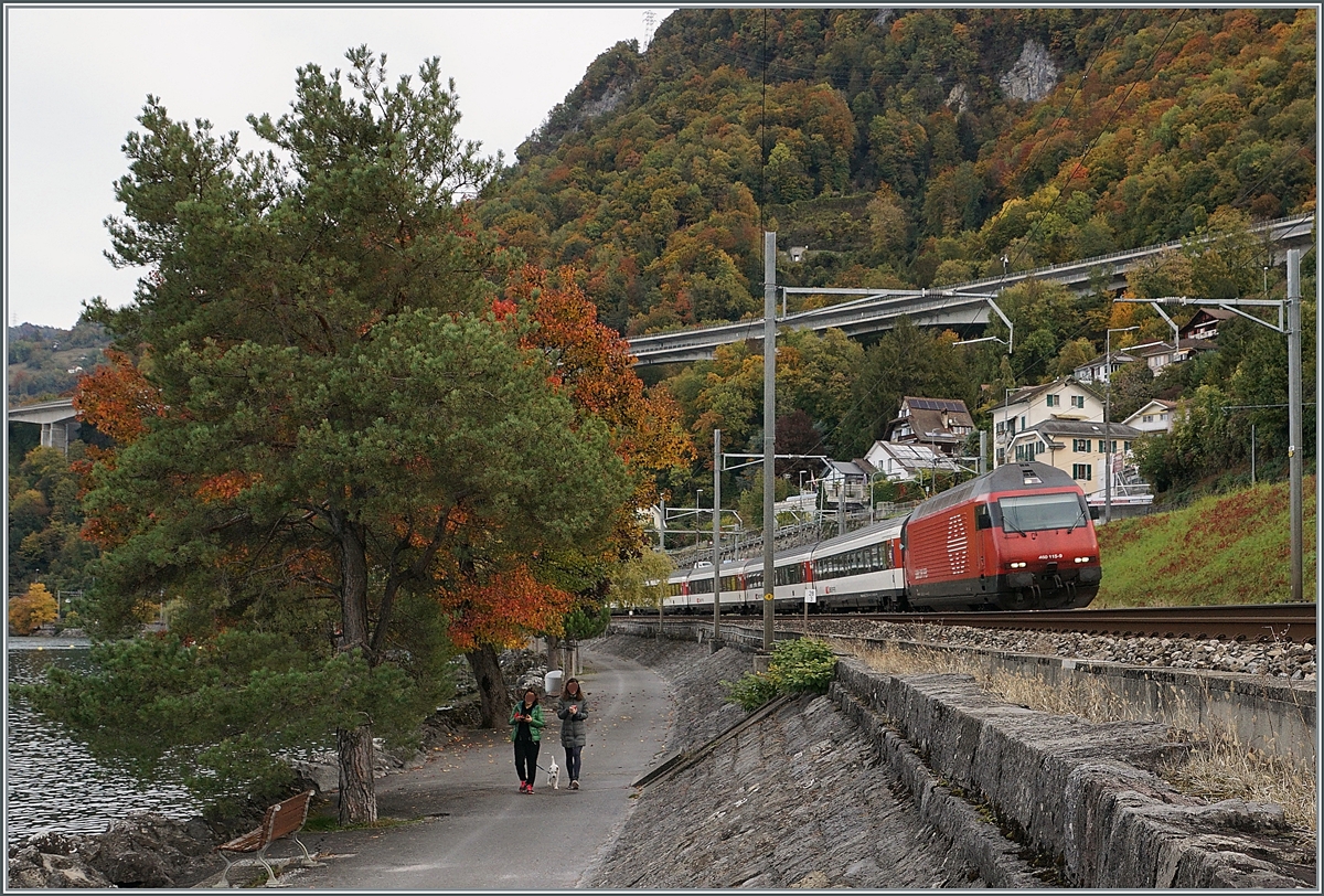 Der an drei Wochenenden stattgefunden Umleitungsverkehr der RE und IR 90 via die Train de Vigens Strecke ist zwar (zumindest für den Moment) beendet, doch durch den Fahrtrichtungswechsel der umgeleiteten Züge in Palézieux verkehren zur Zeit einige IR 90 in umgekehrter Reihenfolge, d.h. mit der Lok Seite Wallis.

Bei Villeneuve, den 20. Okt. 2020