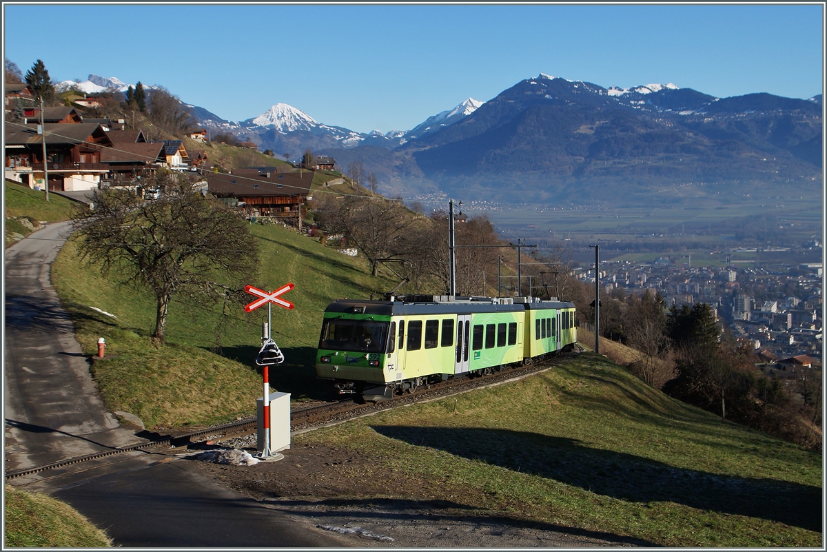 Der AOMC Beh 4/8 592, unterwegs als Regioanlzug 29 von Champéry nach Aigle hat die Haltestelle  Pont de Chemex  verlassen und führt nun Richtung Monthey-Ville.
7. Jan. 2015