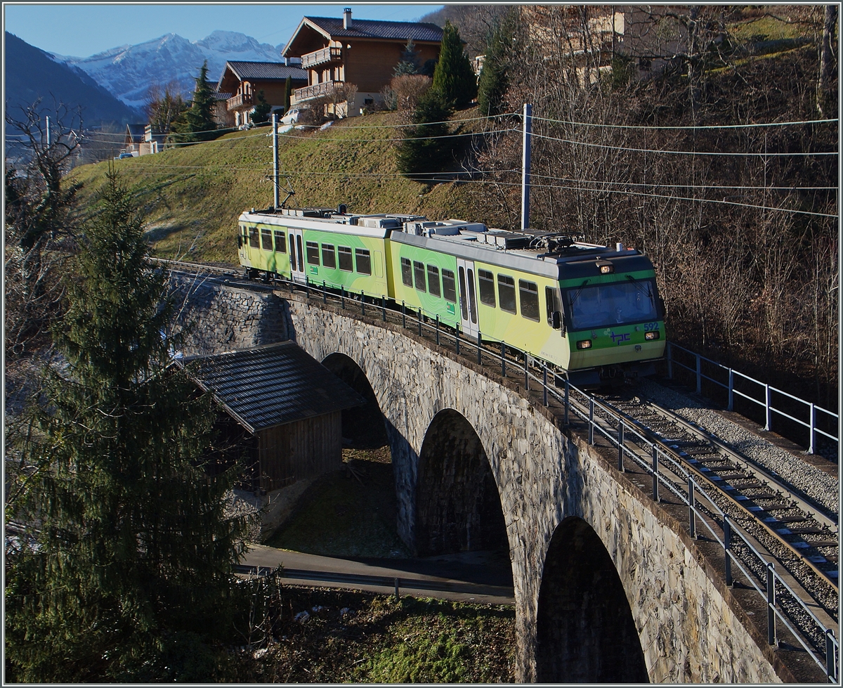 Der AOMC Beh 4/8 592, unterwegs als Regioanlzug 29 von Champéry nach Aigle  erreicht in Kürze die Haltestelle  Pont de Chemex . 
7. Jan 2015