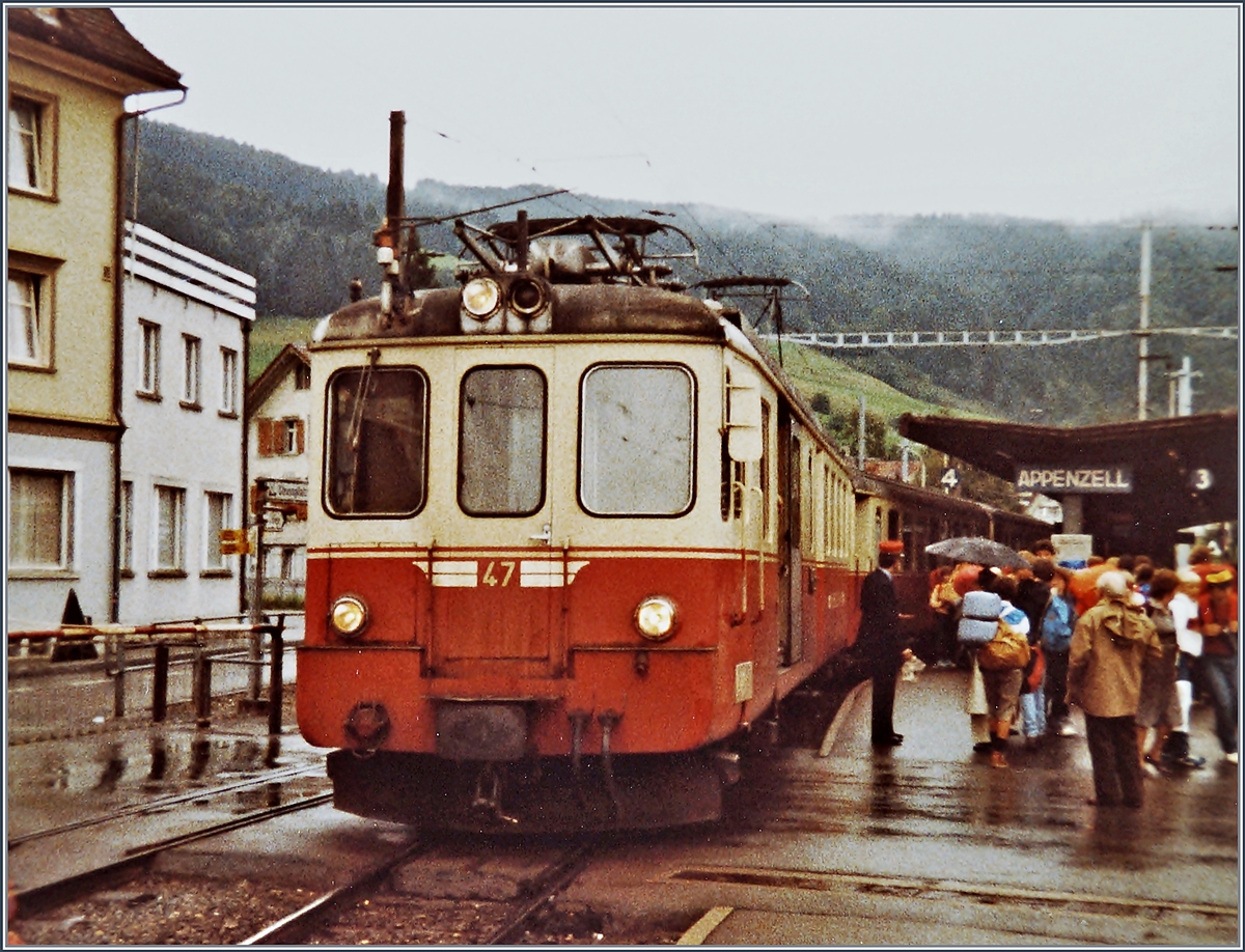 Der Appenzeller Bahn BDe 4/4 47 mit einem Regionalzug nach Wasserauen beim Halt in Appenzell.
110 Film / Sept. 1983
