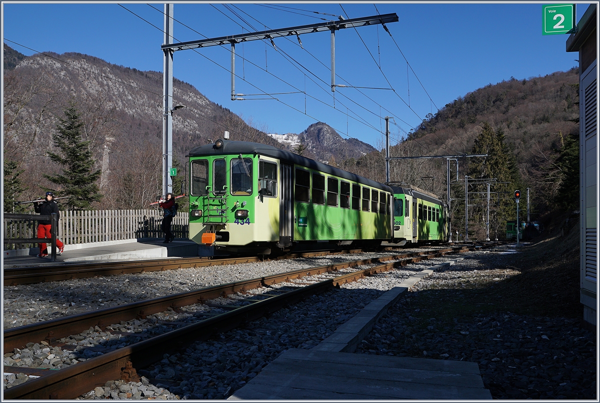 Der ASD BDe 4/4 402 erreicht mit seinem Bt 434 den Bahnhof Verschiez, der vor kurzem neu gestaltet wurde. Im Schatten im Hintergrund ist schwach ein AOMC Bt zu erkennen, dahinter sind noch drei AOMC BDeh 4/4 abgestellt.

17. Feb. 2019