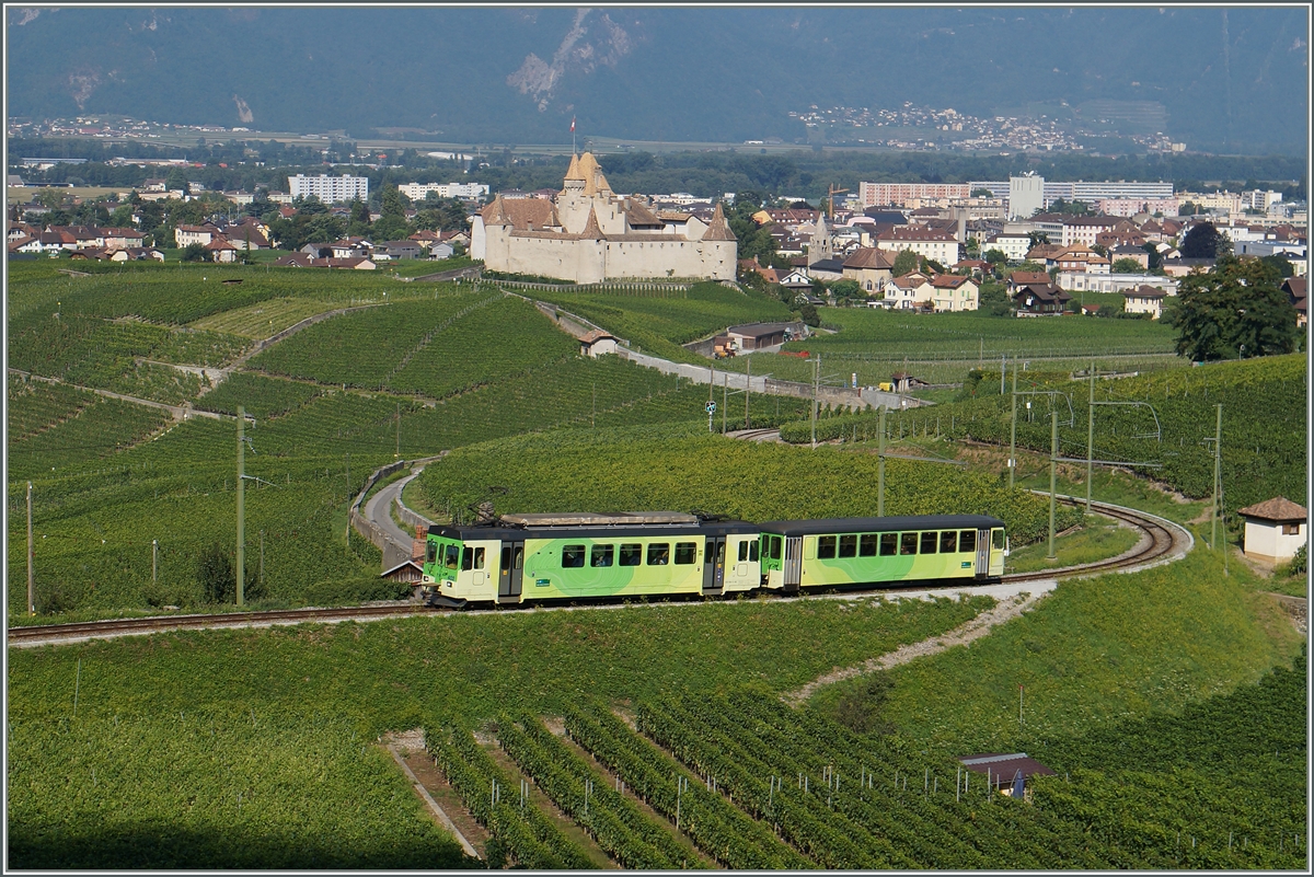 Der ASD Regionalzug 425, bestehend aus dem Bt 432 und dem BDe 4/4 402 in den Weinbergen bei Aigle.
12. August 2015