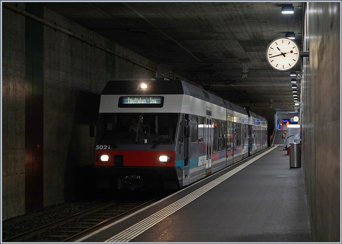 Der ASM GTW Be 2/6 5021 und ein weiterer warten in Biel/Bienne auf die Abfahrt Richtung Ins.
31. Juli 2017