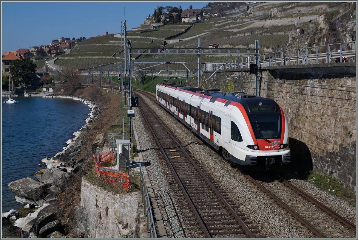 Der auf den Frankreich Betrieb getrimmte Flirt hat etwas von seiner Eleganz eingebüsst. Hier ist der RABe 522 213 als S 3 nach Villeneuve bei St-Saphorin unterwegs.
26. März 2016