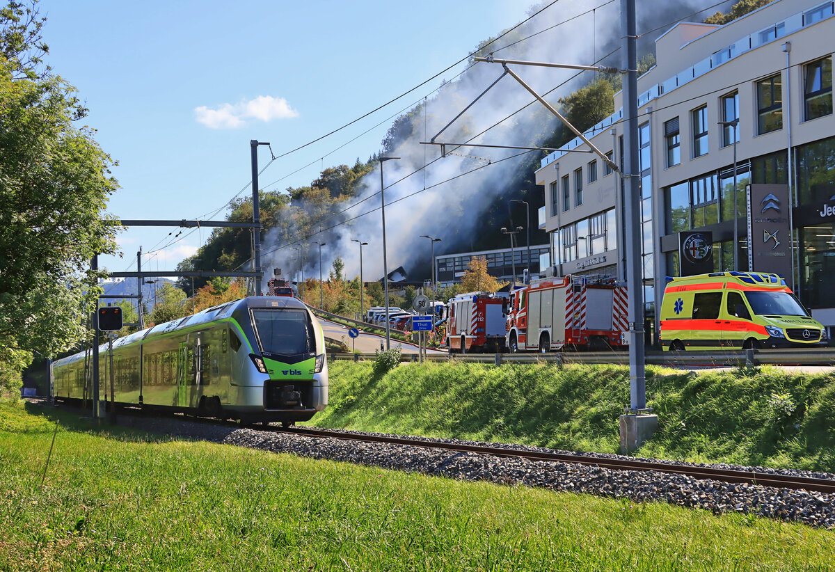 Der Aufstieg der Gürbetalstrecke von Belp nach Kehrsatz ist steil. Hier kommt BLS MIKA 105 unterwegs ohne Halt von Belp nach Bern. Und im Hintergrund ist Ungutes im Gang. 20.September 2022  