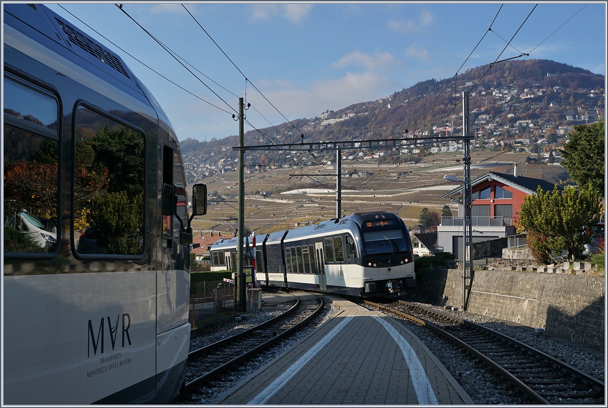 Der Bahnhof von Clies ist recht eng, und auch die Zugänge sind nicht ganz optimal, wie dieses Bild der sich beiden kreuzenden Züge mit Blick gegen Westen zeigt.
14. Nov. 2018