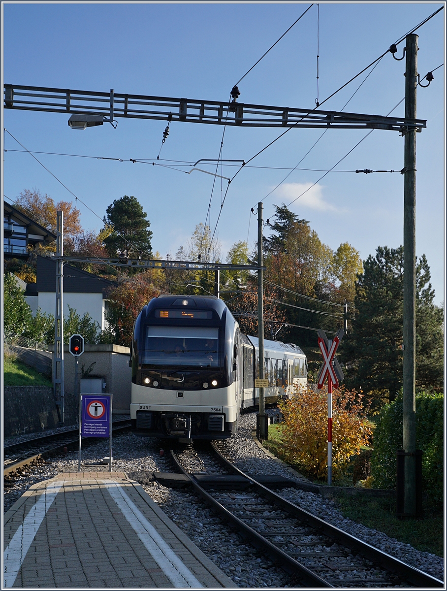 Der Bahnhof von Clies ist recht eng, und auch die Zugänge sind nicht ganz optimal, wie dieses Bild des von Blonay kommenden Zuges zeigt.
14. Nov. 2018
