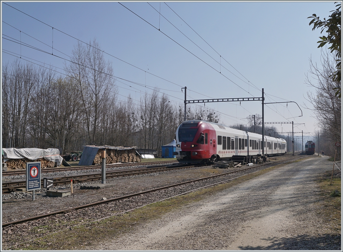 Der Bahnhof von Sugiez zeigt sich noch in der ursprünglichen Landbahnhofambiente, etliche Profilstangen deuten jedoch darauf hin, dass hier bald moderne Zeiten anbrechen werden. 9. März 2022