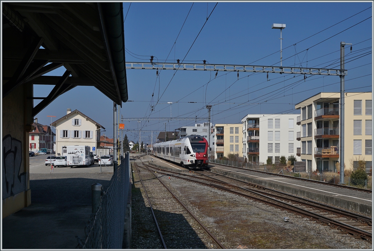 Der Bahnhof von Sugiez zeigt sich noch in der ursprünglichen Landbahnhofambiente, etliche Profilstangen deuten jedoch darauf hin, dass hier bald moderne Zeiten anbrechen werden.

9. März 2022