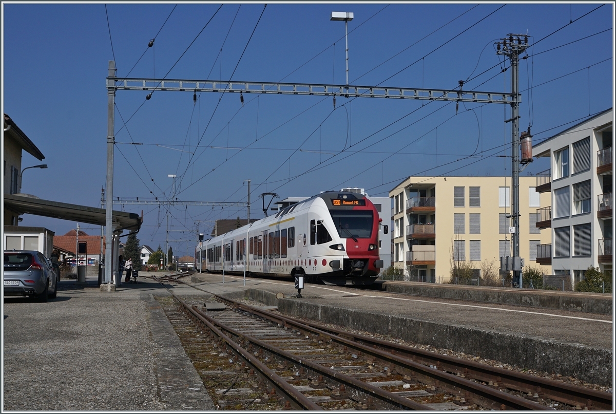 Der Bahnhof von Sugiez zeigt sich noch in der ursprünglichen Landbahnhofambiente, etliche Profilstangen deuten jedoch darauf hin, dass hier bald moderne Zeiten anbrechen werden. 

9. März 2022