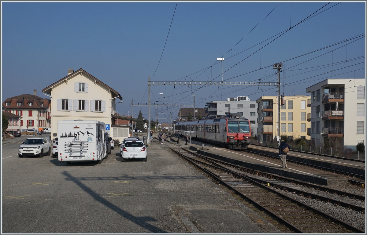 Der Bahnhof von Sugiez zeigt sich noch in der ursprünglichen Landbahnhofambiente, etliche Profilstangen deuten jedoch darauf hin, dass hier bald moderne Zeiten anbrechen werden. 

9. März 2022