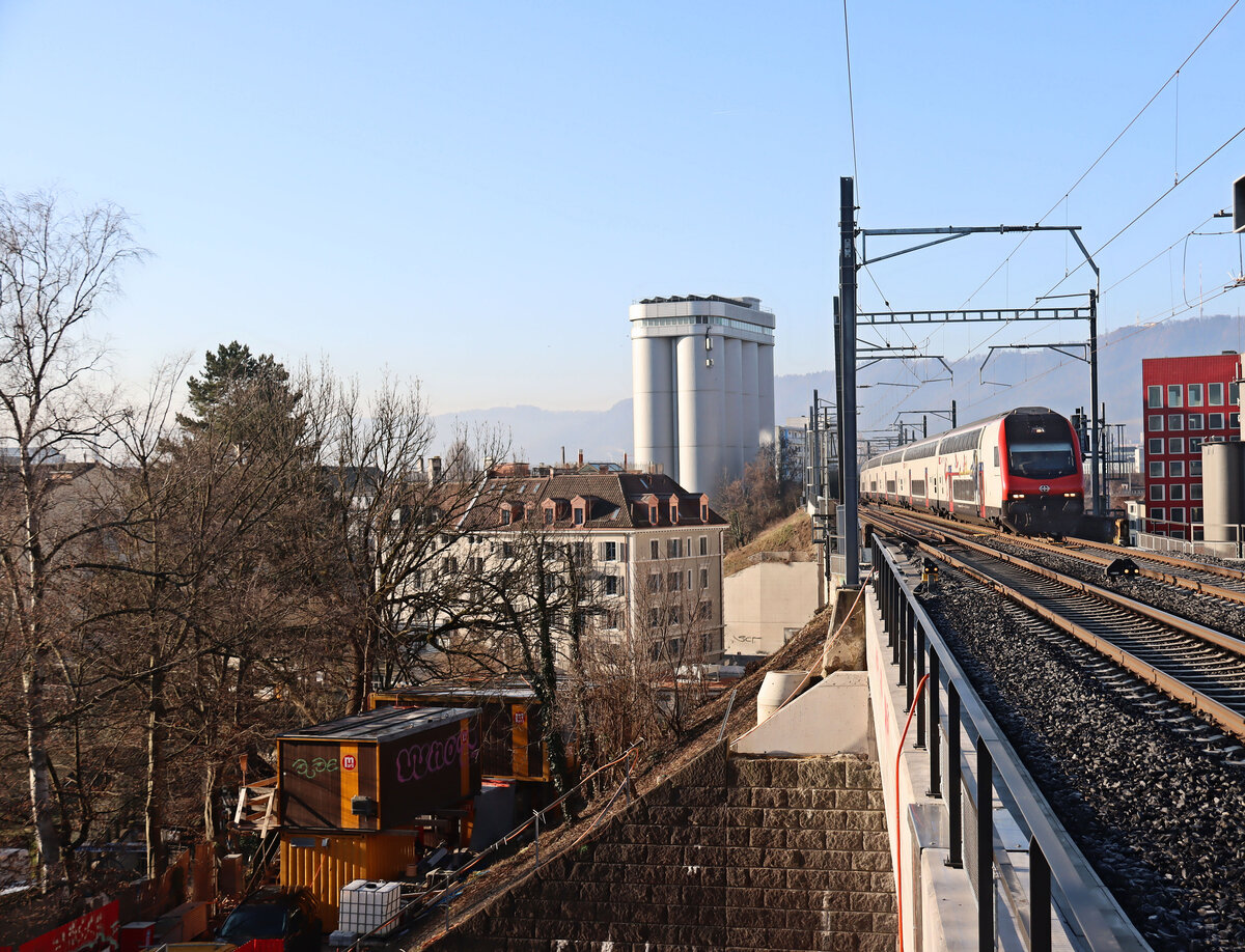 Der Bahnhof Wipkingen: Durchfahrt eines IC 2000-Zugs, Blick gegen Zürich. 5.März 2025