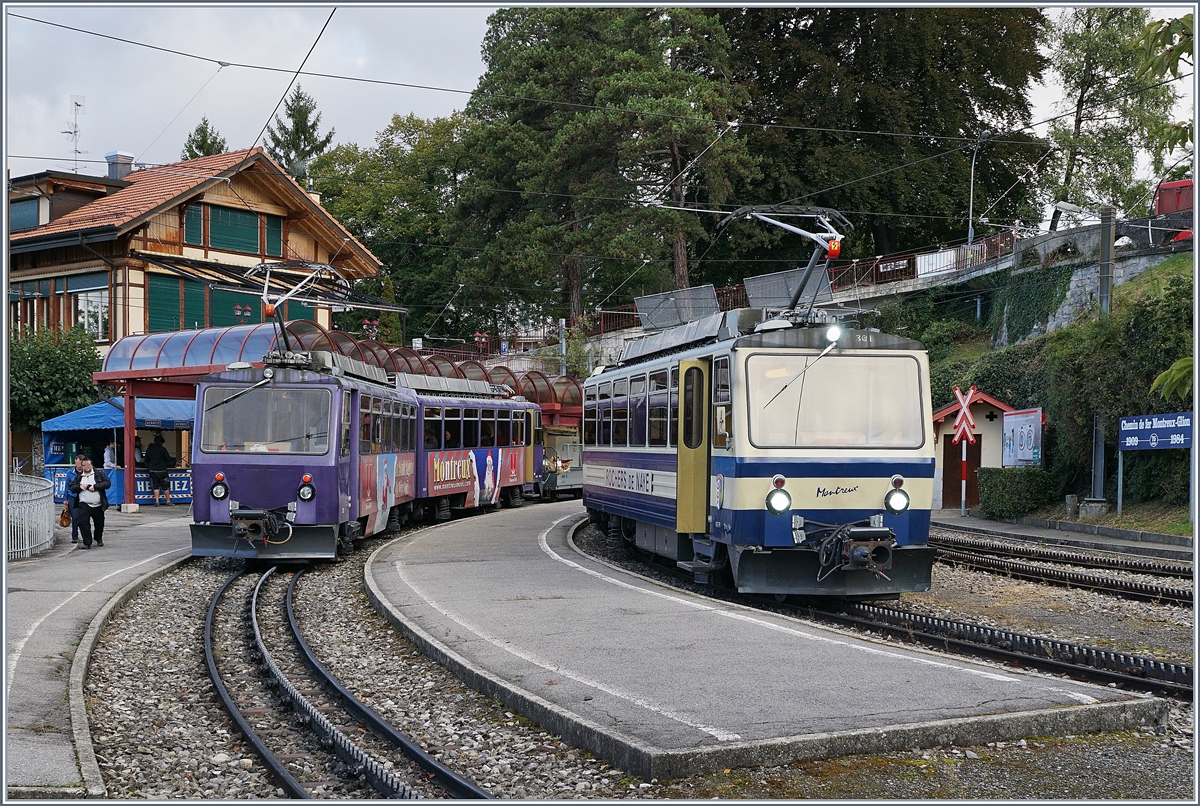 Der bergwärts fahrnede Bhe 4/8 303 kreutz den talwärts fahrenen Bhe 4/8 301 in Glion.
16. Sept. 2017