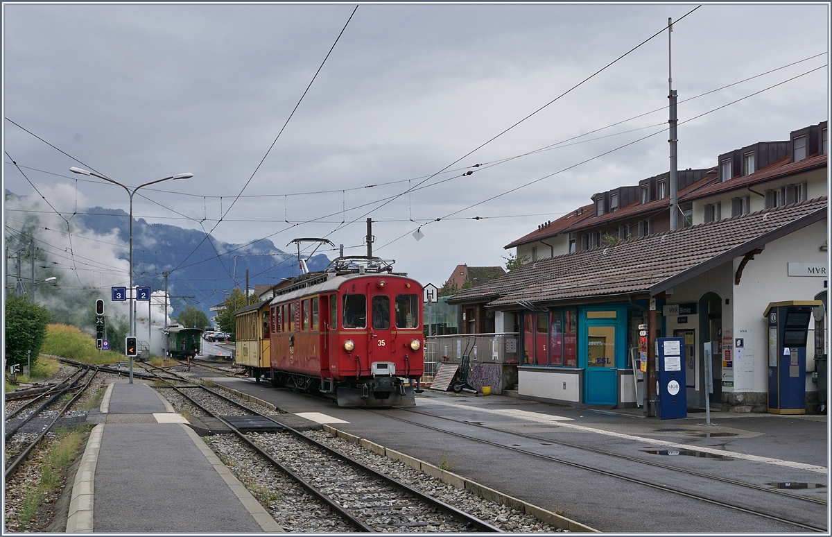 Der Bernina Bahn ABe 4/4 35 wartet mit einem recht kurzen Riviera-Belle-Epoque Zug in Blonay auf die Weiterfahrt nach Vevey. 

30. August 2020