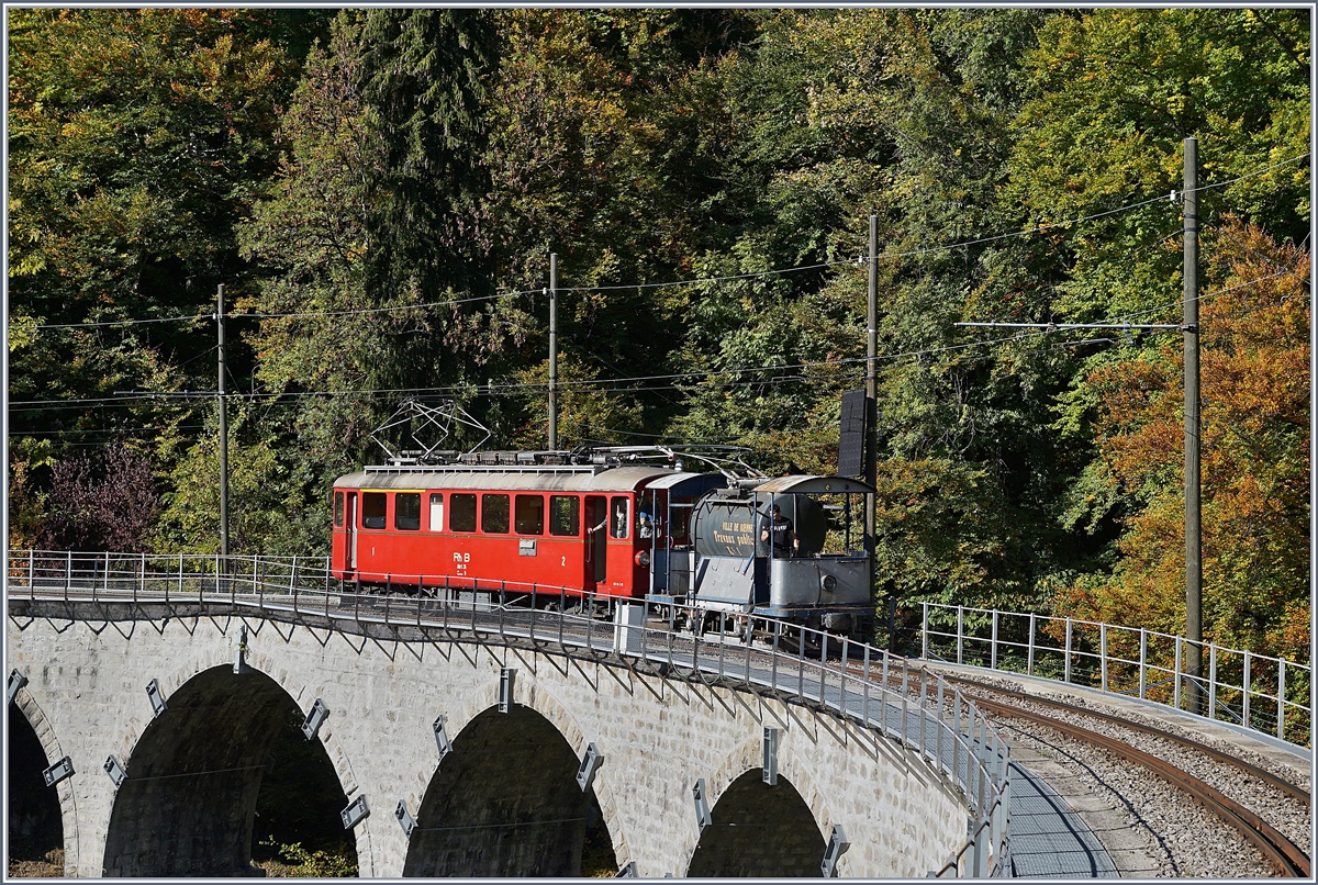 Der Bernina Bahn ABe 4/4 35 ist imt dem TrB Wassersprengwagen Xe 2/2 N° 1 als Löschzug auf dem Baye de Clarens Viadukt unterwegs. 

14. Okt. 2018